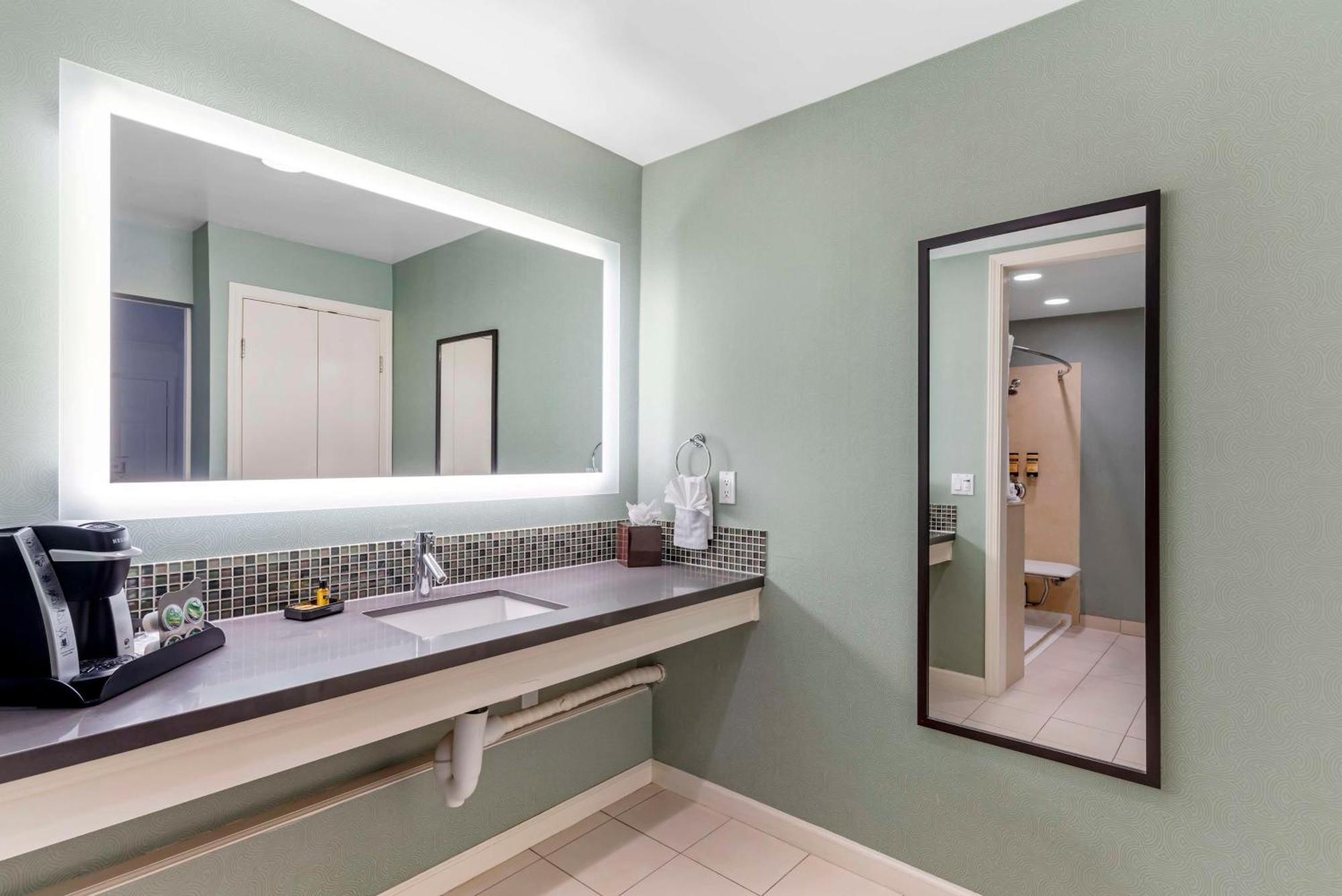 Best Western Plus Riviera Menlo Park Exterior photo